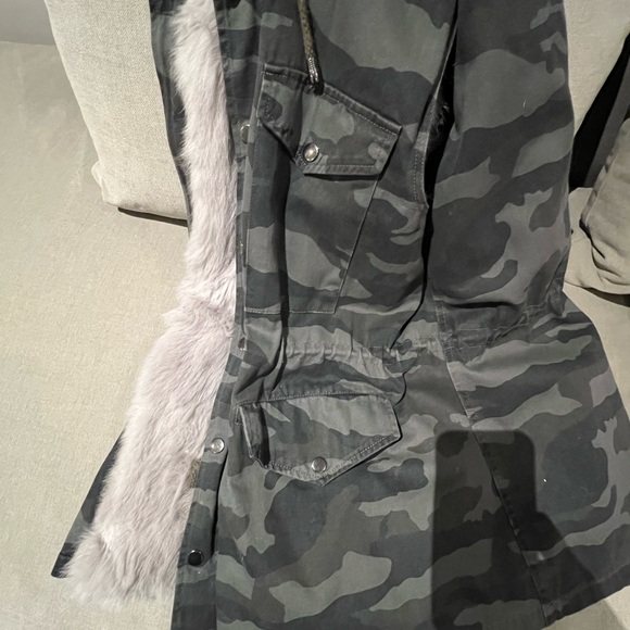 Reversible Real Fur lined (removable) camo vest with hood- Wear it 4 ways! - Picture 6 of 7
